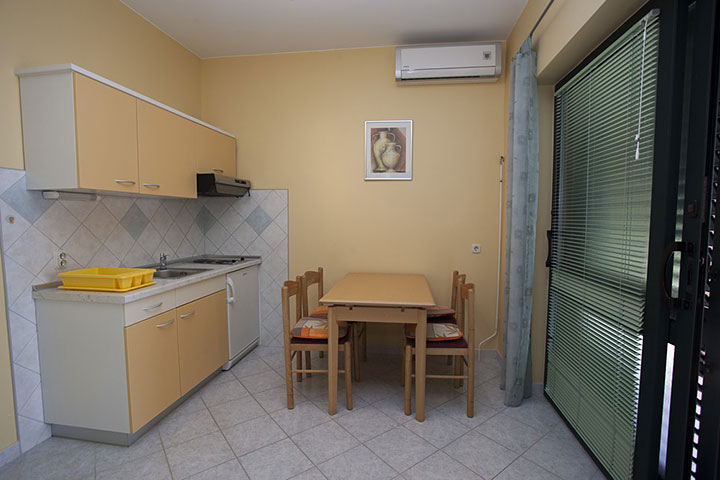 Apartments StoMarica, Brela - kitchen, dining table