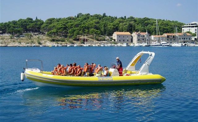 Speed boat, Brela