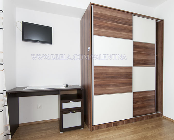 apartments Valentina, Brela Šit - bedroom equipment, desk, TV, wardrobe