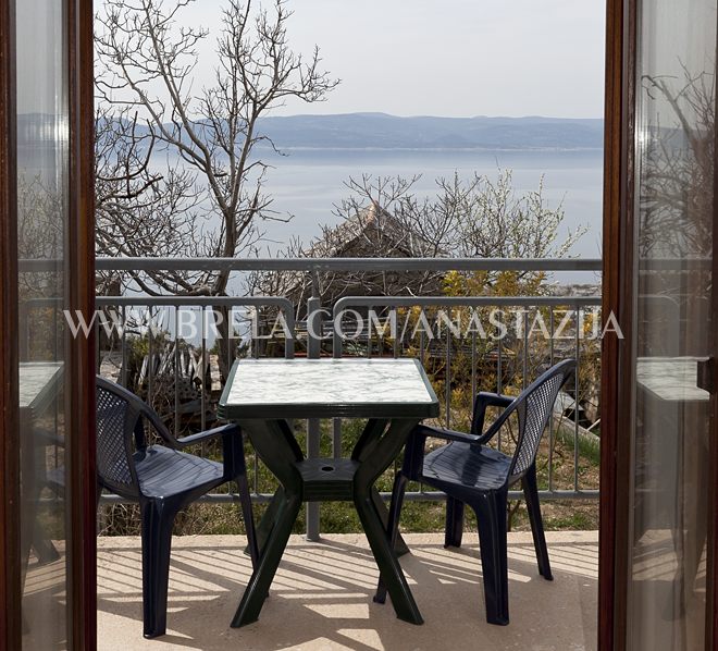 Balkon mit Augenblick auf Meer. Meerseite