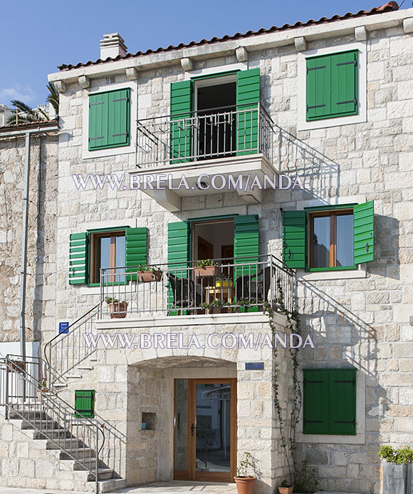 Haus aus Naturstein und Holz, Brela Soline, Kroatien