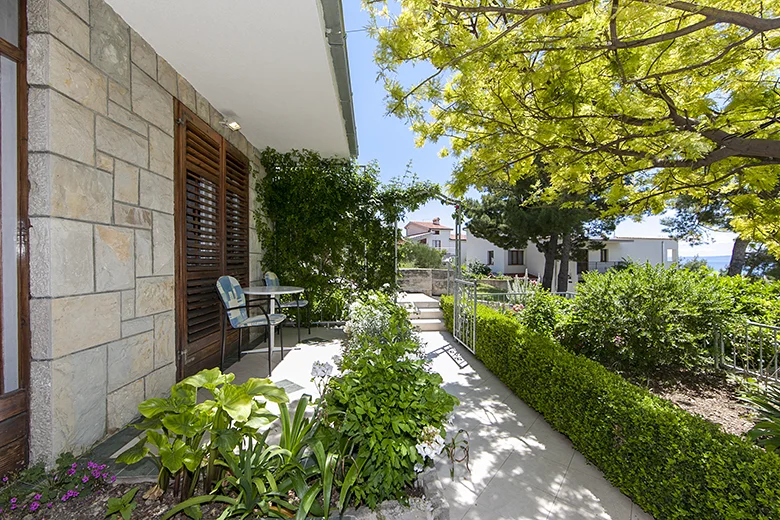 Terrasse mit wunderschön Garten