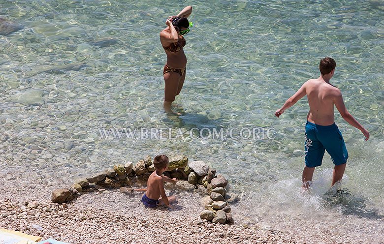 child build castle in the sea