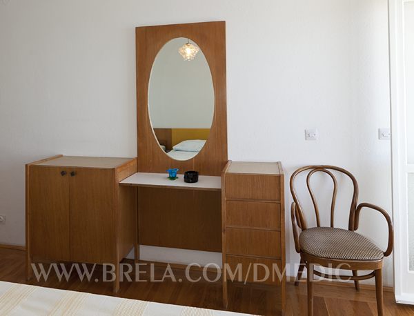 dressing table and dressing mirror