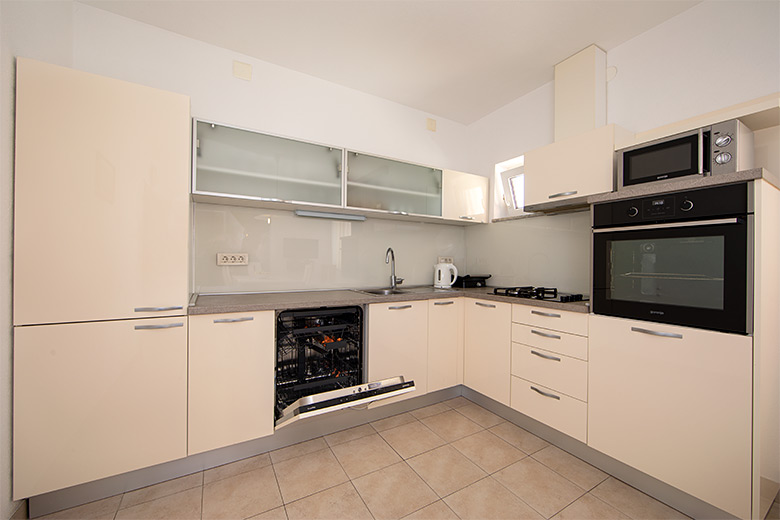Apartments Dragutin Brela - kitchen