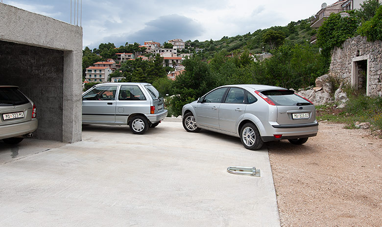 Apartments Dragutin, Brela - parking