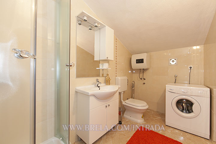 Villa Intrada, Brela Soline - bathroom with laundry washer