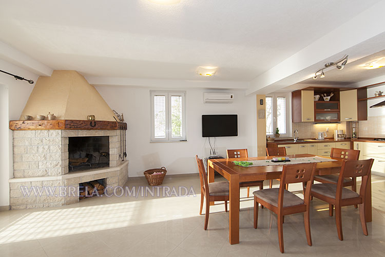 Villa Intrada, Brela Soline - dining room with fireplace