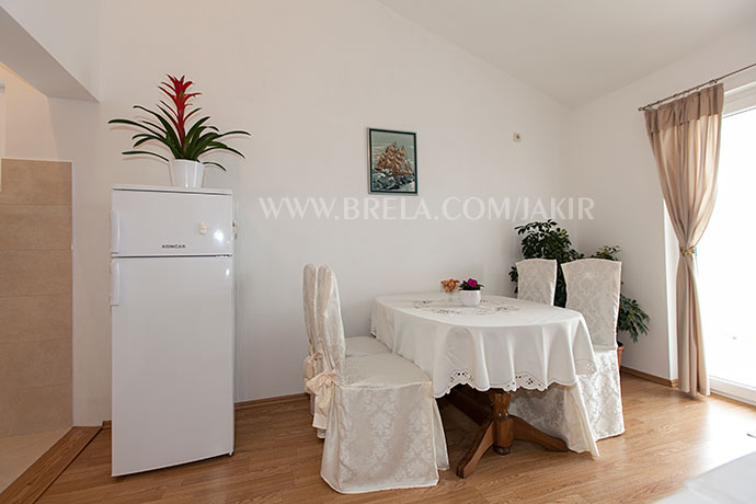 dinning room, refrigerator