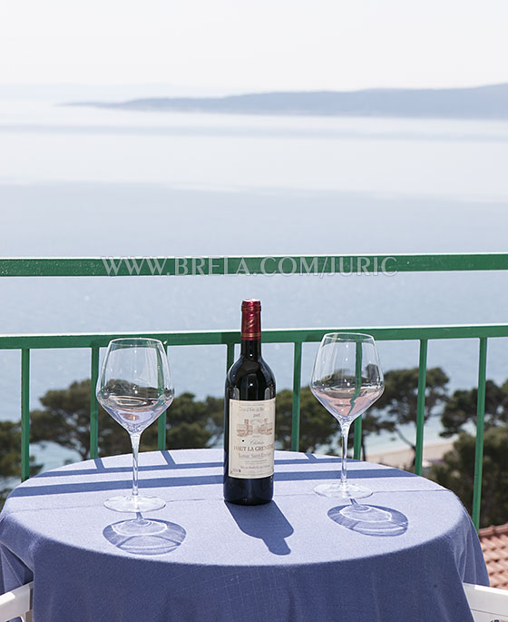 Gläser Wein und Blick auf das Meer.