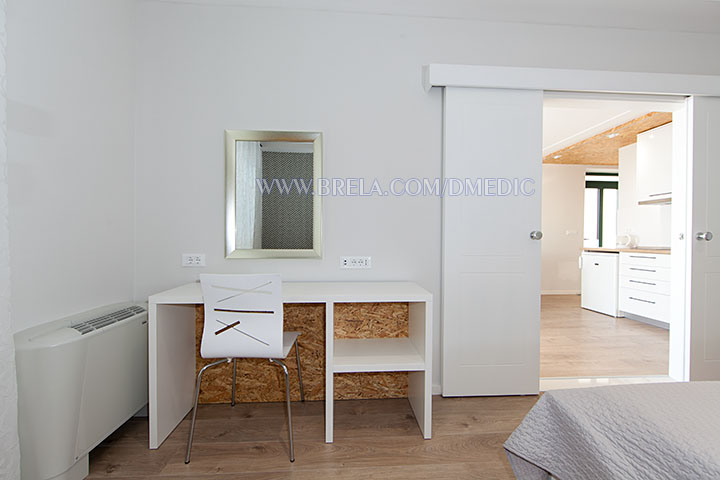 Apartments Jurić, Brela Soline - desk and mirror