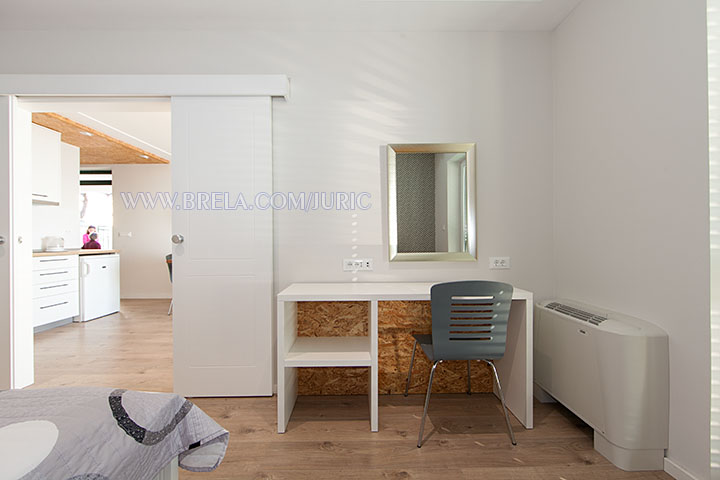 Apartments Jurić, Brela Soline - Spiegel und Klimaanlage, Schminkentisch