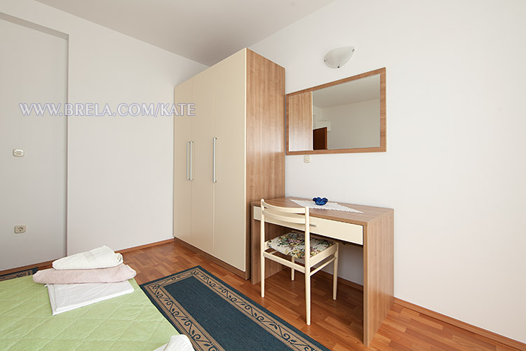 apartmentrs Kate Sokol, Brela - dressing mirror, wardrobe