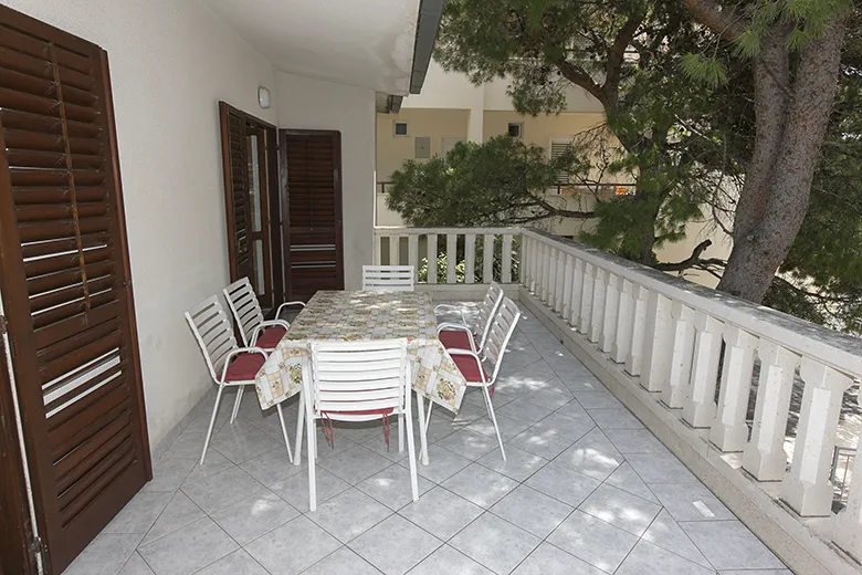 apartments Kate, Brela - terrace in the pine tree shadow