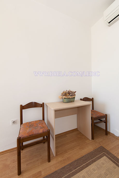 apartments Ledić, Brela - table