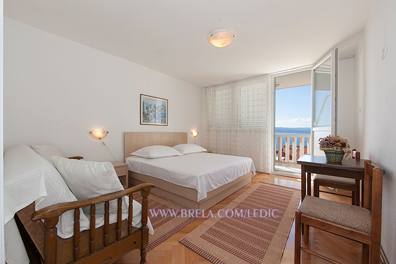 apartments Ledić, Brela - large first bedroom, sea side