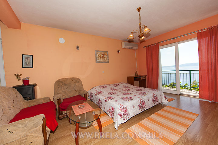 soba s balkonom i pogledom na more - Bedroom with balcony with sea view