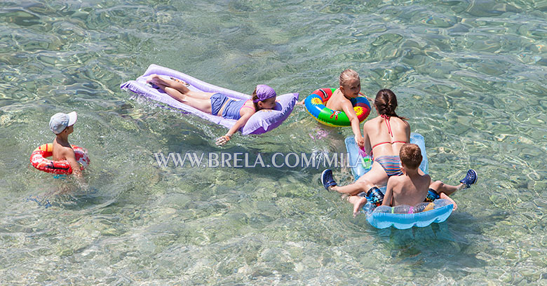 Whole family enjoy in the sea in Brela - Die ganze Familie in das Meer in Brela