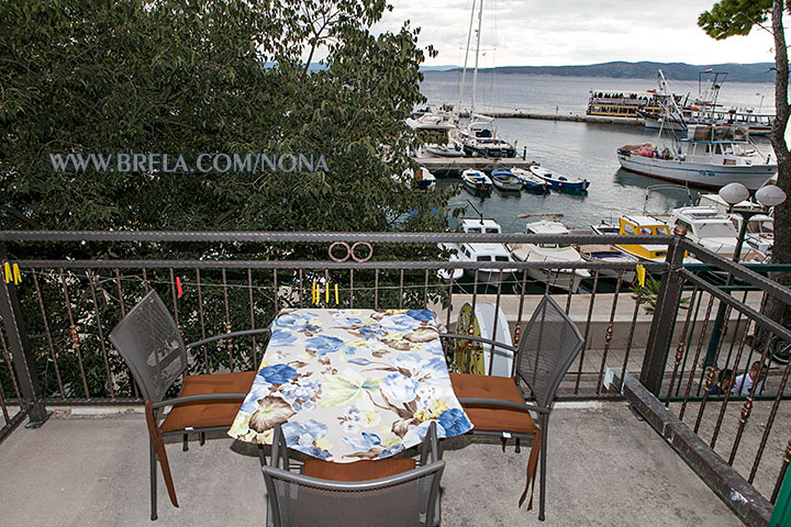 apartments Nona, Brela Soline - balcony with sea view, yacht harbour