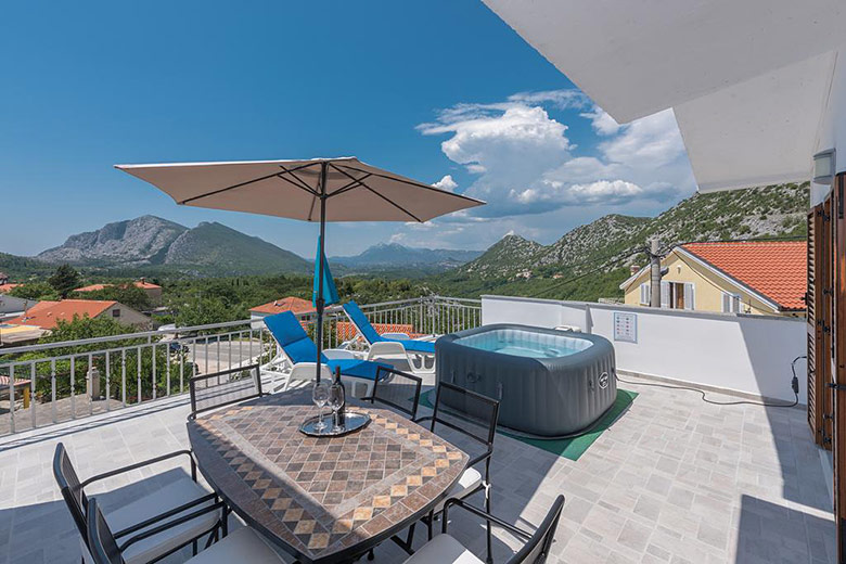 apartments Panoramico, Brela - large terrace with small pool