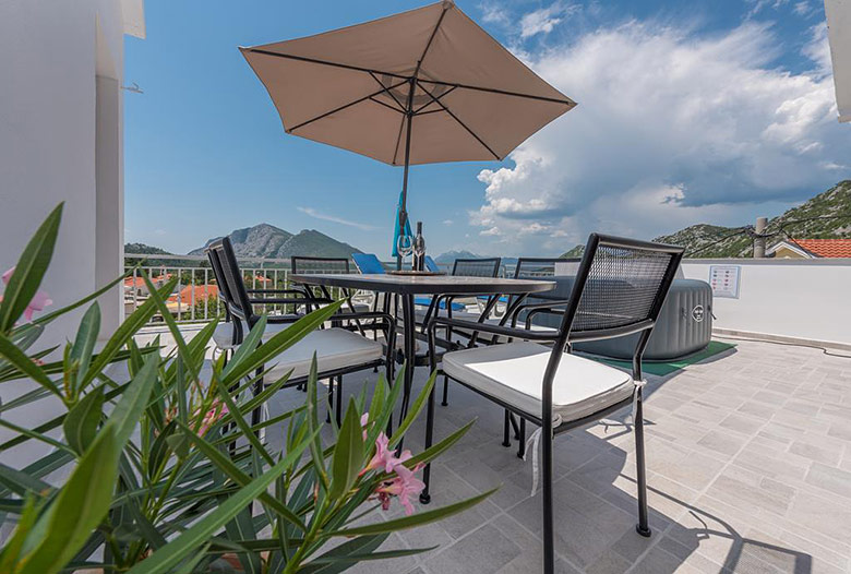 apartments Panoramico, Brela - large terrace with small pool