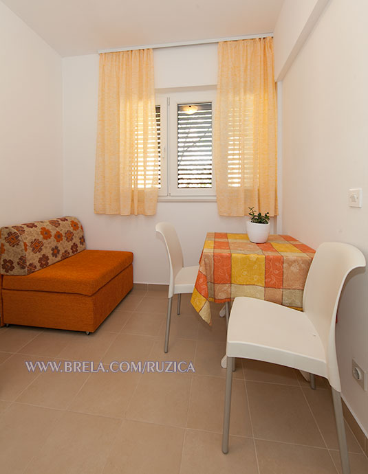 apartments Ružica Žamić, Brela - dining table