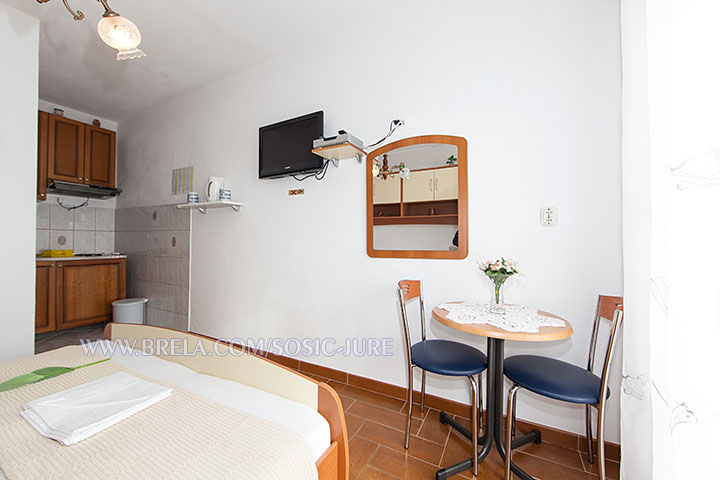 apartments Jure Šošić, Brela - TV, kitchen, mirror
