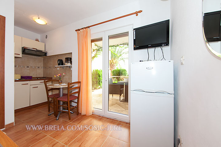 apartments Jure Šošić, Brela - kitchen, dining table