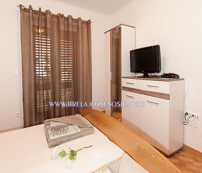 apartments Jure Šošić, Brela - wardrobe and TV in the bedroom