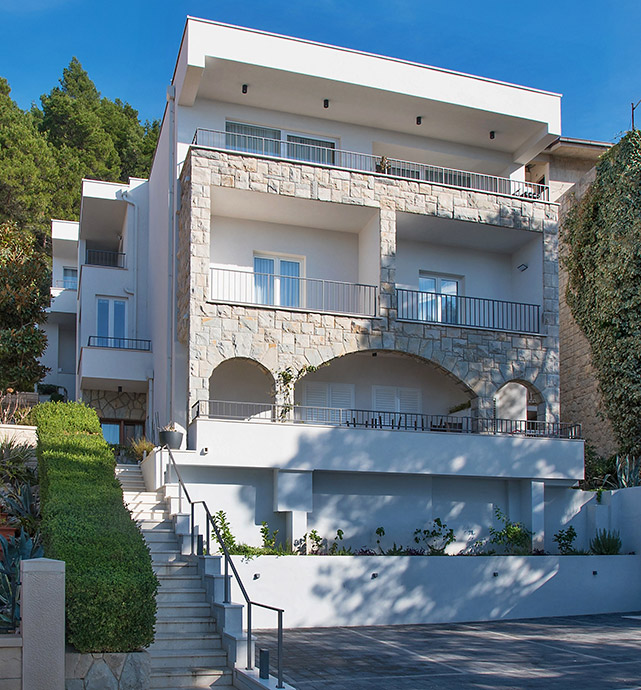 Brela Podrae, apartments Mirjana -  house rounded by flower garden