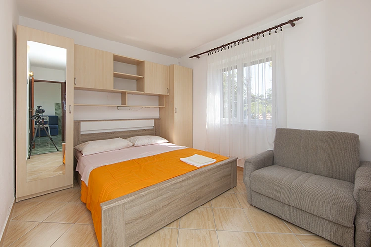 apartments Tunja, Brela - bedroom with sofa as additional bed