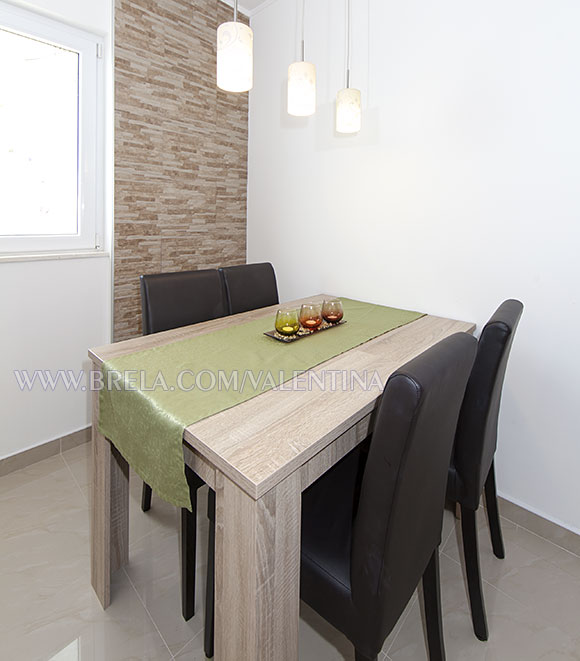 apartments Valentina, Brela Šćit - dining table with chairs