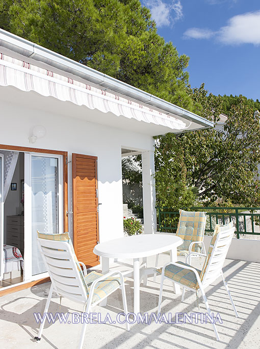 apartments Valentina, Brela Šit - balcony with sea vie in pine tree shadow