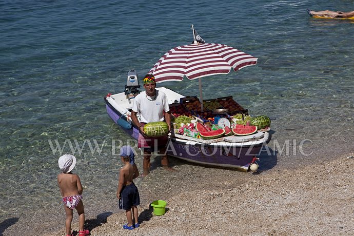 boat market - fresh fruits direct on the beach
